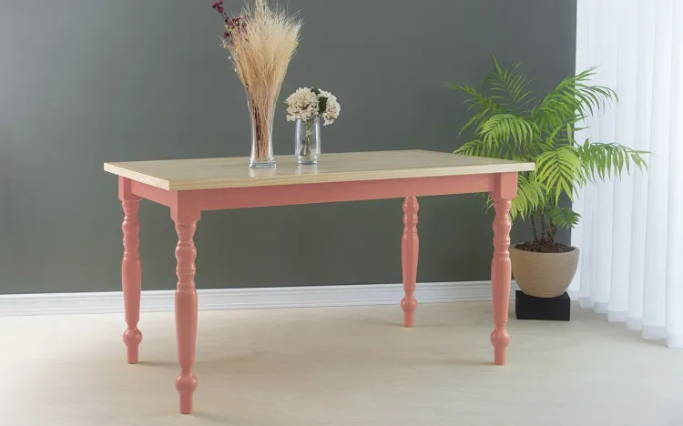 MESA DE MADEIRA MACIÇA TORNEADA CAMPESINA 140X80X75 CM TAMPO NATURAL PÉS LACA ROSA CORAL