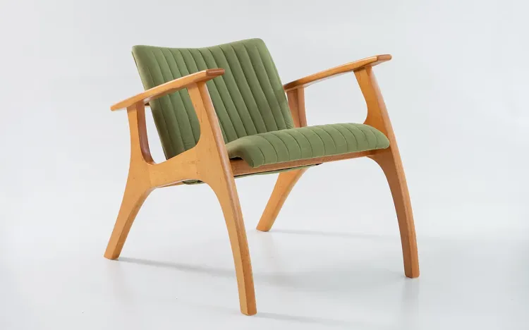 POLTRONA RETRÔ ESTOFADA COM PÉS DE MADEIRA SMITH MATELASSÊ VERNIZ JATOBÁ TEC.121 ALGODÃO VERDE MUSGO 69x83x74 CM