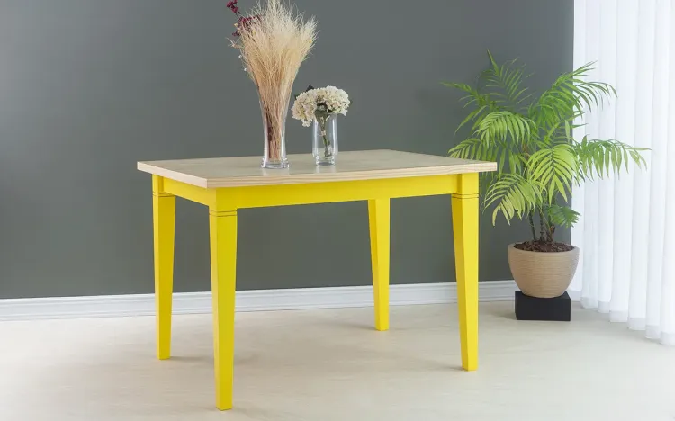 MESA ROBUSTA DE MADEIRA FRISO 110X80X75 CM TAMPO NATURAL PÉS LACA AMARELO