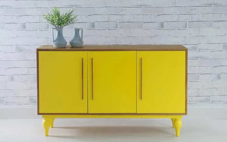 BUFFET PARA SALA PÉS TORNEADOS 3 PORTAS SIDERAL 133X40X79,5 CM NÓZES E AMARELO