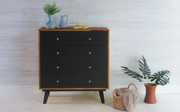 CÔMODA GRANDE 4 GAVETAS DE MADEIRA MACIÇA RETRÔ CELESTE PUXADOR BOLINHA CAPUCCINO E PRETO 90X40X98CM