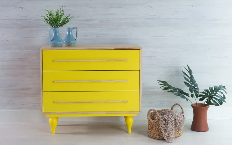 CÔMODA PEQUENA 3 GAVETAS DE MADEIRA MACIÇA RETRÔ SIDERAL NATURAL E AMARELO 90X40X79,5CM