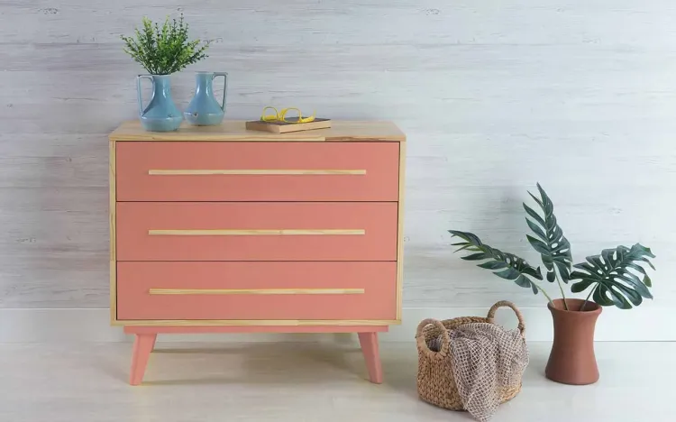 CÔMODA PEQUENA 3 GAVETAS DE MADEIRA MACIÇA RETRÔ CELESTE NATURAL E ROSA CORAL 90X40X79,5CM