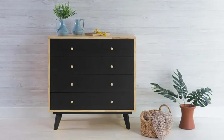 CÔMODA PRETA DE MADEIRA MACIÇA RETRÔ 4 GAVETAS CELESTE PUXADOR BOLINHA NATURAL E PRETO 90X40X98CM