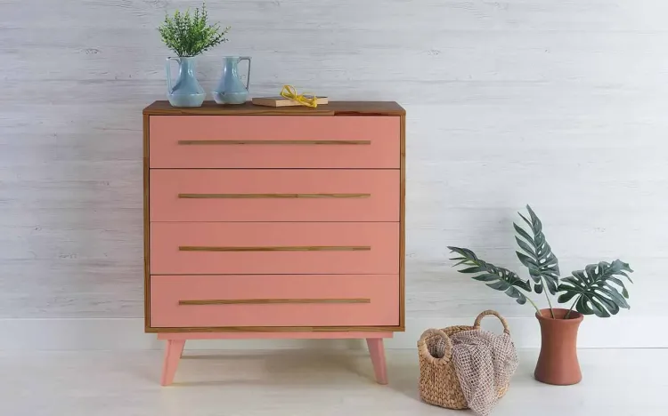 CÔMODA GRANDE 4 GAVETAS DE MADEIRA MACIÇA RETRÔ CELESTE CAPUCCINO E ROSA CORAL 90X40X98CM