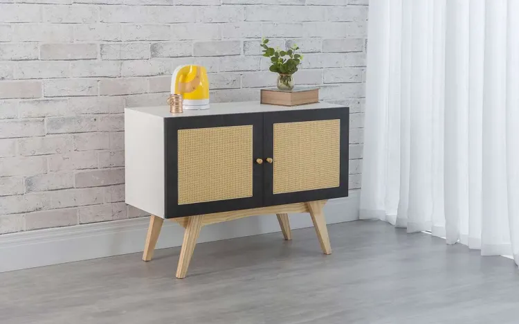 ARMÁRIO BUFFET PARA SALA DE JANTAR 2 PORTAS DE PALHINHA DOLORES BRANCO COM PRETO E TAEDA 90x35x64,7 CM