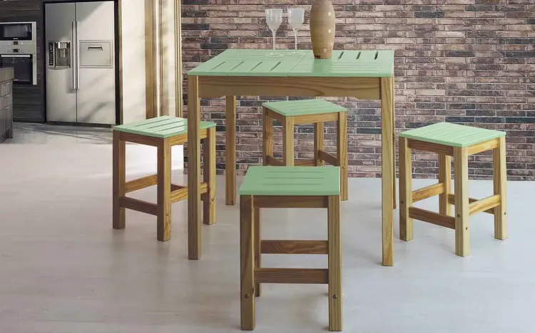 CONJUNTO GOURMET DE MESA COM BANQUINHOS DE MADEIRA MACIÇA TAEDA COM TAMPO COLORIDO OLGA VERNIZ NÓZES E VERDE SÁLVIA 80X80X75CM