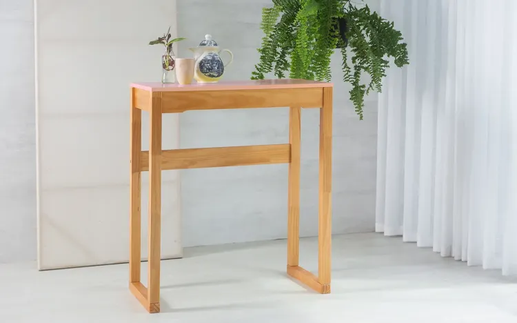 MESA BISTRÔ ALTA DE MADEIRA COM TAMPO MDF MACIÇO OLGA VERNIZ NÓZES E ROSA BEBÊ 80X43X93,5CM