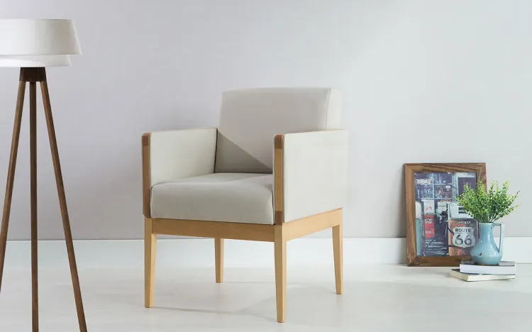 POLTRONA BEGE - POLTRONA RETRÔ ESTOFADA COM PÉS DE MADEIRA  - VERNIZ AMENDOA \ TEC.924 - MARISCAL - 62X64X83 CM