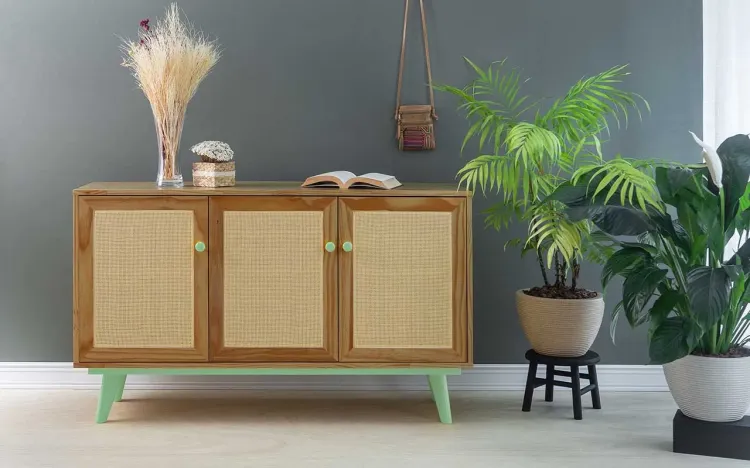 BALCÃO DE MADEIRA COM PALHINHA 3 PORTAS PUXADOR BOLINHA CELESTE NÓZES E VERDE SÁLVIA 133X40X79,5 CM
