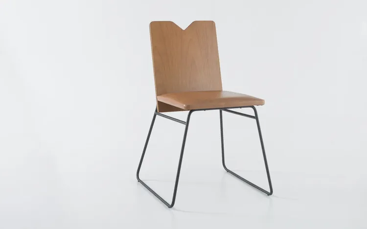 CADEIRA DE METAL ESTOFADA BEND 05 VERNIZ AMÊNDOA  E TEC. 029 COURO SINTÉTICO CARAMELO 51X51X81 CM