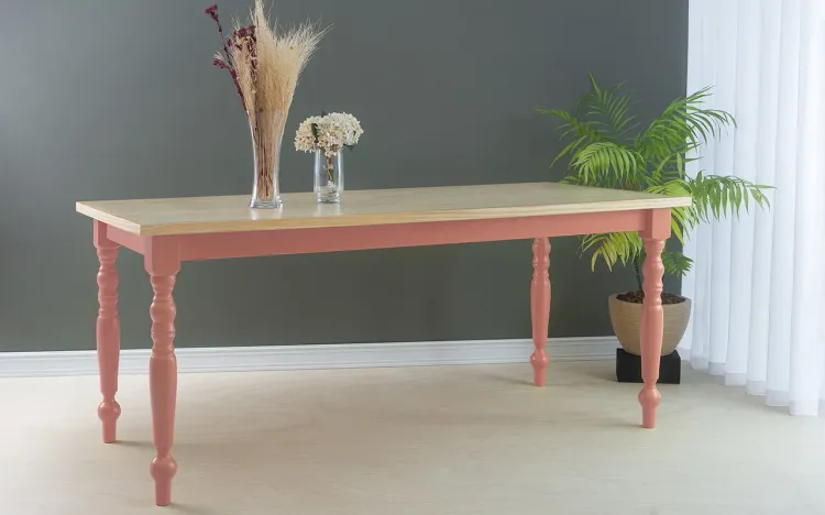 MESA 10 LUGARES COM PÉ TORNEADO CAMPESINA 180X80X75 CM TAMPO NATURAL PÉS LACA ROSA CORAL