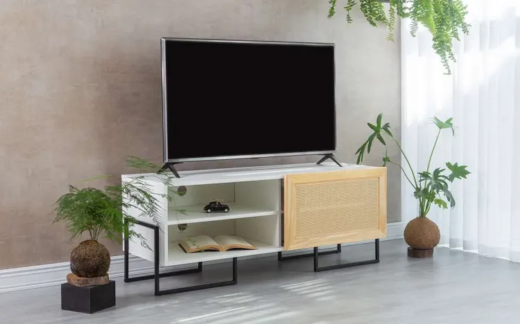 RACK TV PEQUENO BRANCO PORTA DE CORRER DE MADEIRA COR TAEDA E TELINHA RATAN PÉS DE METAL CROSBY 123X43,6X48,5 CM