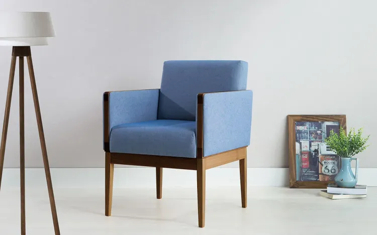 POLTRONA COLORIDA DE MADEIRA ESTOFADA ESTILO RETRÔ MODERNO AZUL CLARO - VERNIZ CAPUCCINO \ TEC.930 - MARISCAL - 62X64X83 CM