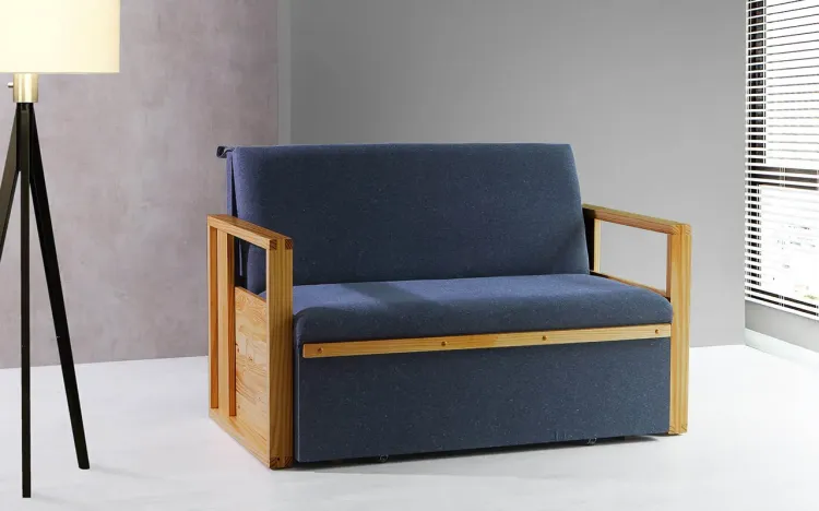 SOFÁ CAMA DE MADEIRA CASAL AKROPI - BICAMA DE MADEIRA VERNIZ MEL TECIDO CHUMBO - 128X90X85CM