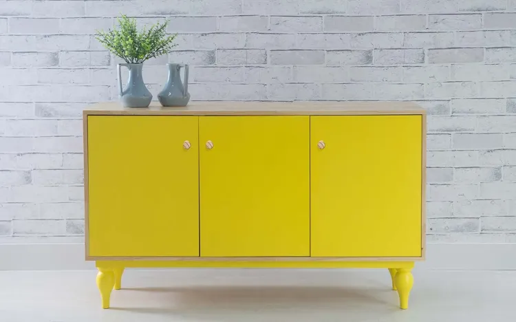 BALCÃO BUFFET COM PRATELEIRA E 3 PORTAS PUXADOR BOLINHA SIDERAL NATURAL E AMARELO 133X40X79,5 CM