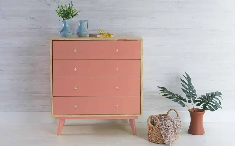 CÔMODA PARA QUARTO DE MADEIRA MACIÇA RETRÔ 4 GAVETAS CELESTE PUXADOR BOLINHA NATURAL E ROSA CORAL 90X40X98CM