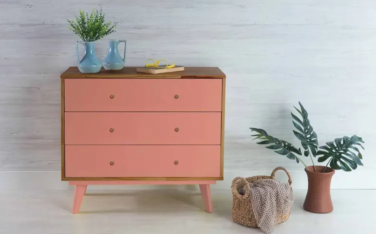 CÔMODA PEQUENA 3 GAVETAS DE MADEIRA MACIÇA RETRÔ CELESTE PUXADOR BOLINHA CAPUCCINO E ROSA CORAL 90X40X79,5CM