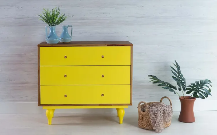 CÔMODA DE MADEIRA MACIÇA 3 GAVETAS RETRÔ SIDERAL PUXADOR BOLINHA CAPUCCINO E AMARELO 90X40X79,5CM