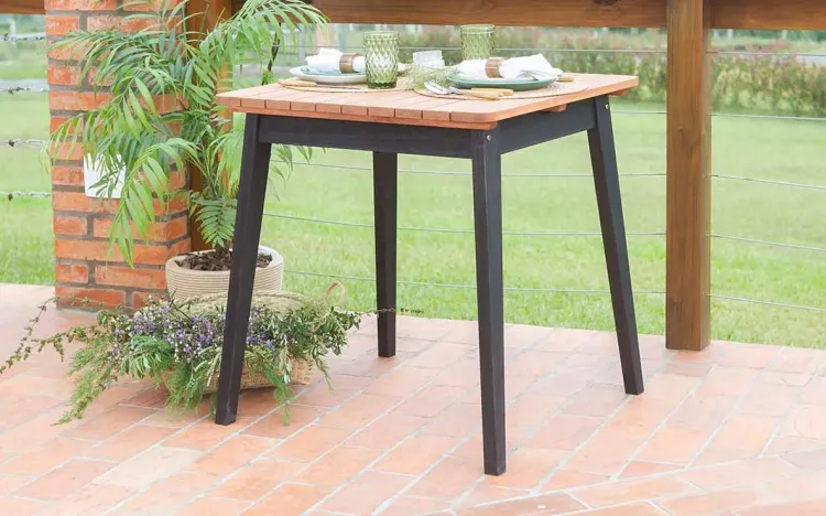 MESA DE VARANDA PEQUENA HOLZ 73X70X76 CM BASE PRETA E TAMPO CASTANHEIRA
