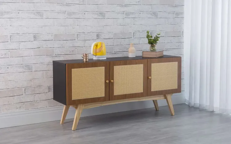 BALCÃO BUFFET 3 PORTAS DE RATTAN PARA SALA DE JANTAR DOLORES PRETO COM FREIJÓ E TAEDA 135x35x64,7 CM