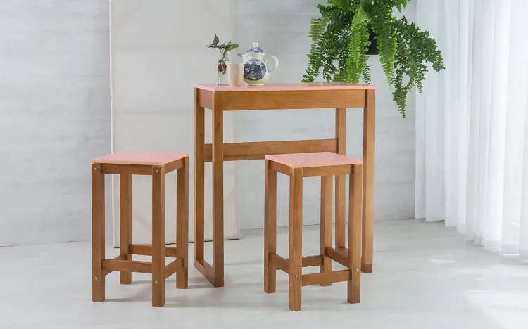 CONJUNTO BISTRÔ ALTO DE MADEIRA MACIÇA TAEDA OLGA VERNIZ CAPUCCINO E ROSA BEBÊ 80CM