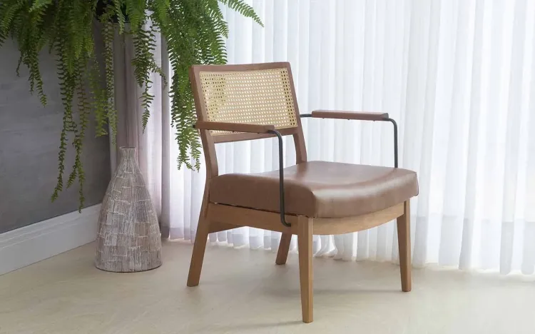 POLTRONA PARA SALA DE COURO SINTÉTICO MARROM LAVANDA AÇO PRETO VERNIZ AMENDOA TEC.1210 MARROM 63,5X64X78 CM