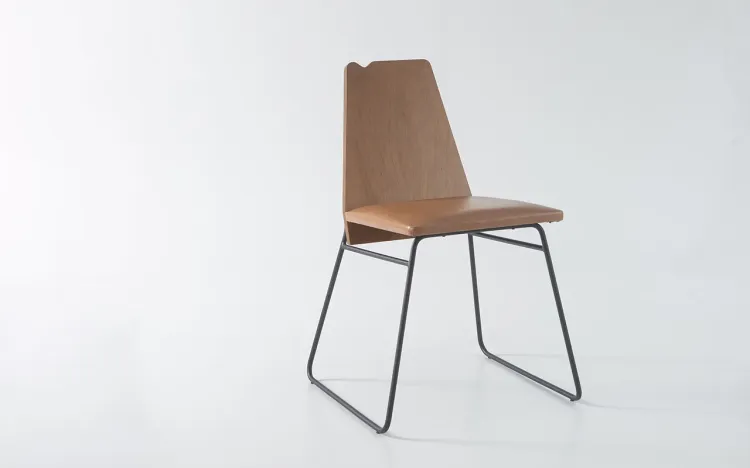 CADEIRA DE METAL E MADEIRA ESTOFADA BEND 01 VERNIZ AMÊNDOA E TEC. 029 COURO SINTETICO MARROM 51X51X81 CM