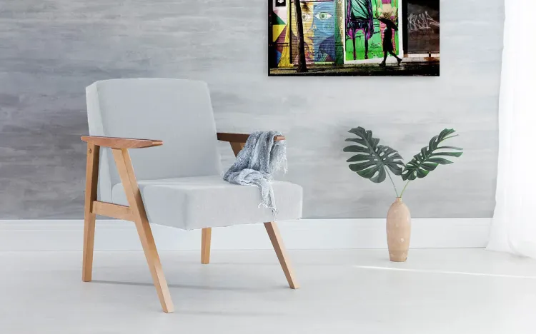 POLTRONA PARA SALA DE ESTAR COM BRAÇOS CINZA CLARO THÉO VERNIZ AMENDOA TEC.915 - 63x71x83 CM