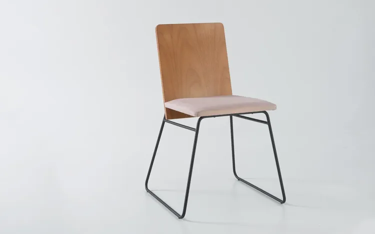 CADEIRA DE METAL COM ASSENTO ESTOFADO BEND 06 VERNIZ JATOBÁ E TEC. 315 ALGODÃO ROSA 51X51X81 CM