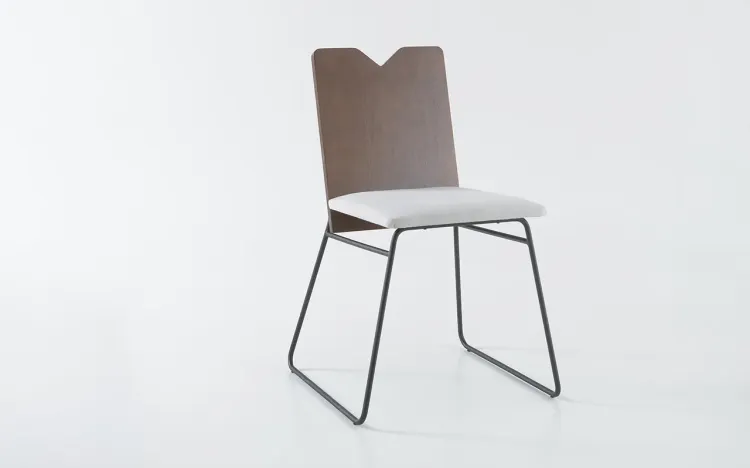 CADEIRA ESTOFADA COM METAL BEND 05 VERNIZ CAPUCCINO E TEC. 915 CINZA CLARO 51X51X81 CM