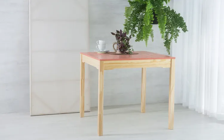 MESA PARA COZINHA DE MADEIRA MACIÇA TAEDA COM TAMPO COLORIDO OLGA VERNIZ NATURAL E ROSA CORAL 80X80X75CM