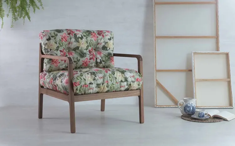 POLTRONA CONFORTÁVEL COM BRAÇOS CANELA FLOCOS VERNIZ CAPUCCINO TEC.1860 FLORAL 69X71X79 CM