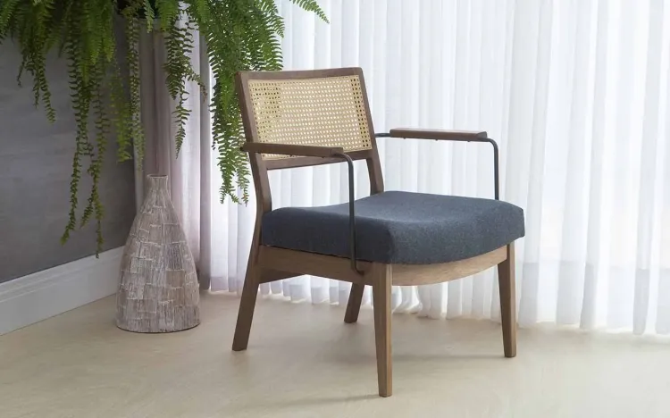 POLTRONA PARA QUARTO COM PALHINHA LAVANDA AÇO PRETO VERNIZ CAPUCCINO TEC.997 CHUMBO 63,5X64X78 CM