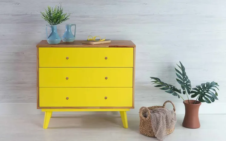CÔMODA AMARELA DE MADEIRA MACIÇA RETRÔ 3 GAVETAS CELESTE PUXADOR BOLINHA NÓZES E AMARELO 90X40X79,5CM