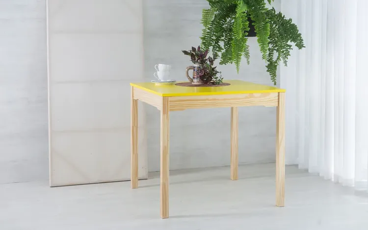 MESA PARA COZINHA COM TAMPO MDF MACIÇO OLGA VERNIZ NATURAL E AMARELO 80X80X75CM
