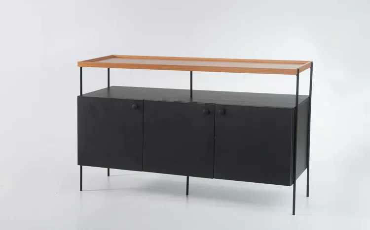 ARMÁRIO BUFFET 3 PORTAS COM TAMPO BANDEJA DE MADEIRA E PÉS DE METAL TRAY MDF PRETO 122,5X41,5X75 CM
