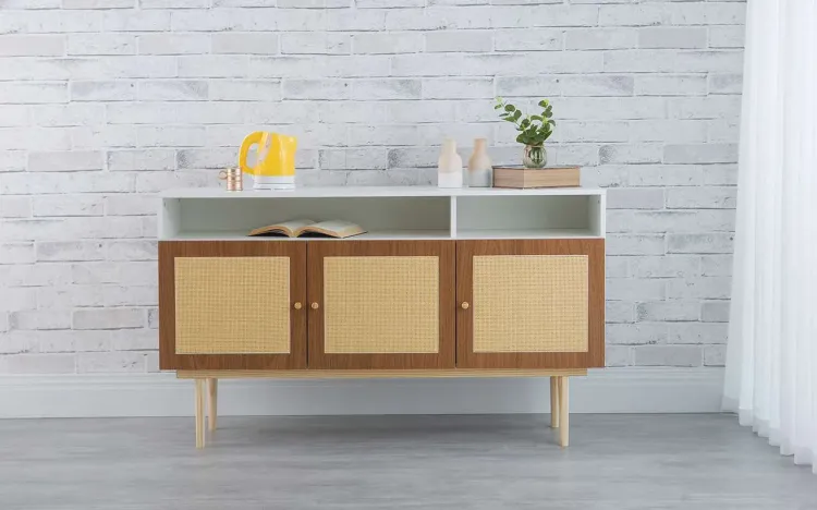 BALCÃO BUFFET 3 PORTAS DE RATTAN PARA SALA DE JANTAR COM NICHO CHARLIE BRANCO COM FREIJÓ E TAEDA 135x35x79 CM