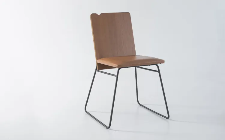 CADEIRA DE METAL ESTOFADA BEND 03 VERNIZ AMÊNDOA E TEC. 029 COURO SINTÉTICO CARAMELO 51X51X81 CM
