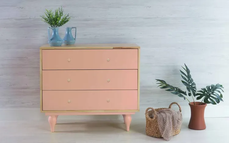 CÔMODA PARA QUARTO DE MADEIRA MACIÇA RETRÔ 3 GAVETAS SIDERAL PUXADOR BOLINHA NATURAL E ROSA BEBÊ 90X40X79,5CM