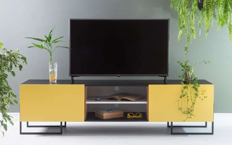RACK PARA TV PRETO ESTILO INDUSTRIAL 2 PORTAS AMARELAS PÉS DE METAL CROSBY 183X43,6X48,5 CM