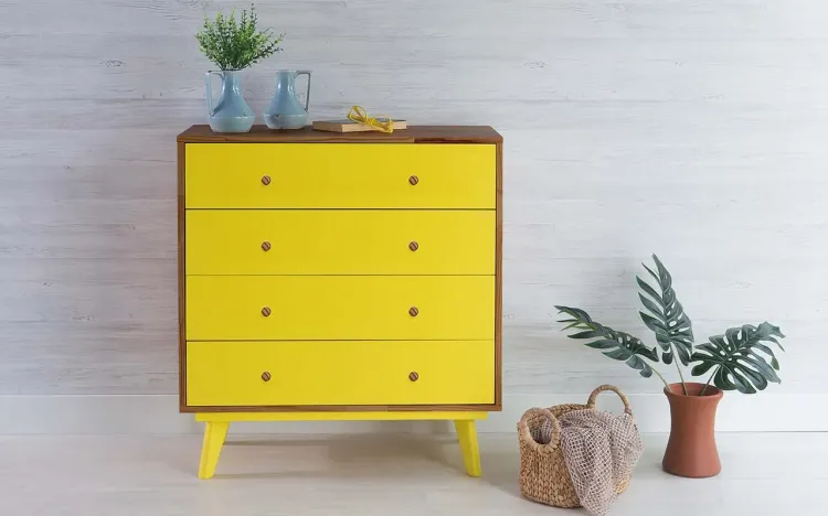 CÔMODA DE BEBÊ DE MADEIRA MACIÇA RETRÔ 4 GAVETAS CELESTE PUXADOR BOLINHA CAPUCCINO E AMARELO 90X40X98CM