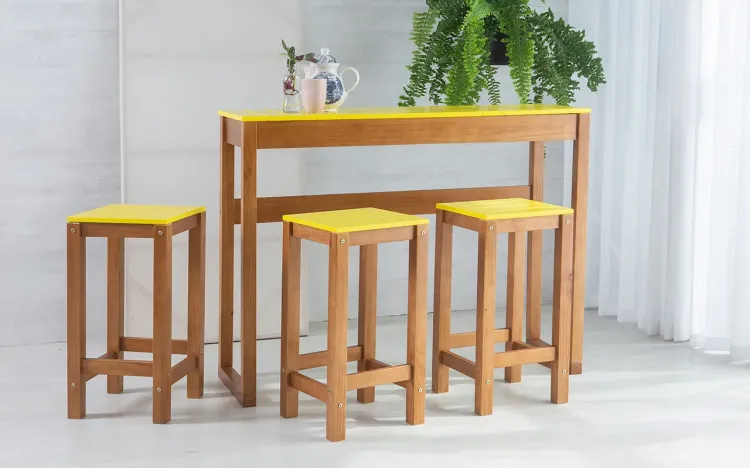 CONJUNTO GOURMET BISTRÔ ALTO DE MADEIRA MACIÇA TAEDA COM TAMPO COLORIDO OLGA VERNIZ CAPUCCINO E AMARELO 120CM