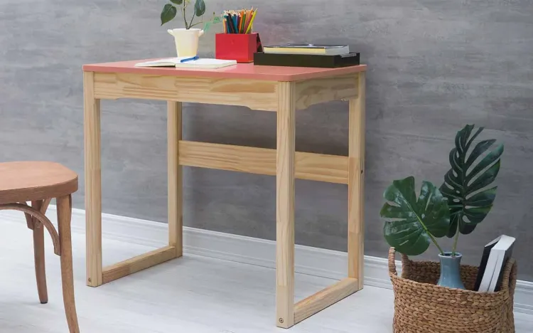 MESA DE ESTUDO OLGA ACABAMENTO VERNIZ NATURAL E TAMPO ROSA CORAL 81X51,3X75 CM
