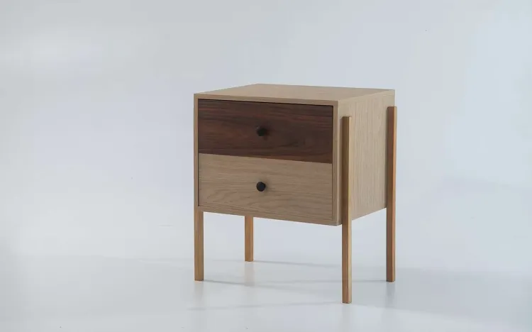 MESA DE CABECEIRA MODERNA 2 GAVETAS NASH MDF CARVALHO COM PAU FERRO E PÉS TAUARI 54X37X60 CM