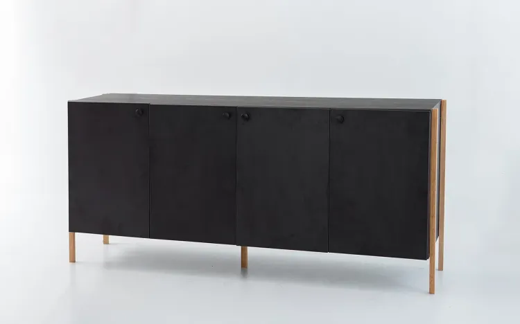 BUFFET PARA SALA 4 PORTAS NASH MDF PRETO E PÉS DE MADEIRA TAUARI 164X41,5X75 CM
