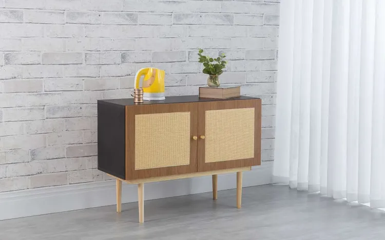 BALCÃO BUFFET 2 PORTAS DE RATTAN PARA SALA DE JANTAR CHARLIE PRETO COM FREIJÓ E TAEDA 90x35x64,7 CM