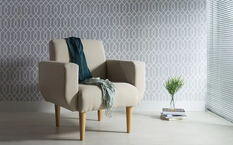 POLTRONA PARA SALA COM BRAÇOS PÉS DE MADEIRA ESTOFADA COR BEGE - VERNIZ AMENDOA \ TEC 924 - LIRIO - 80X76X84 CM