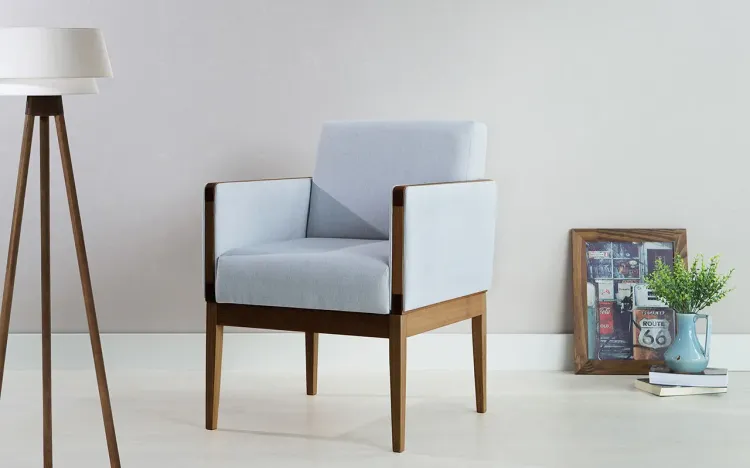 POLTRONA DECORATIVA DE MADEIRA ESTOFADA - POLTRONA PARA RECEPÇÃO COR CINZA CLARO  - VERNIZ CAPUCCINO \ TEC.915 - MARISCAL - 62X64X83 CM