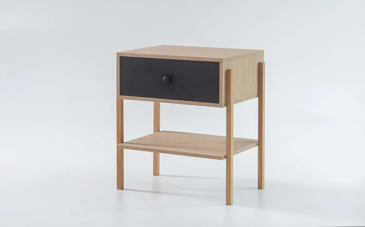 MESA DE CABECEIRA 1 GAVETA NASH MDF CARVALHO COM PRETO E PÉS TAUARI 54X37X60 CM